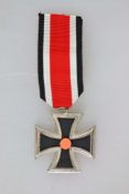 Eisernes Kreuz 1939 2. Klasse am Band, ohne Hersteller, Eisenkern, Zustand 2.- - -20.00 % buyer's