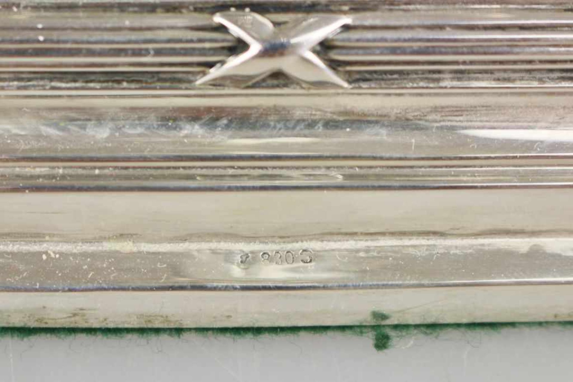 Kandelaber, 830er Silber (wohl dänisch), 3-flammig, 2-teilig, gewölbter Pyramidalstand mit - Bild 2 aus 2