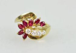 Rubin-Brillant-Ring, 750er Gelbgold, filigrane Ringschiene, diese vorne unterbrochen, an den