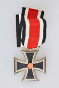 Eisernes Kreuz 1939 2. Klasse am Band, ohne Hersteller, Eisenkern, Zustand 2.- - -20.00 % buyer's