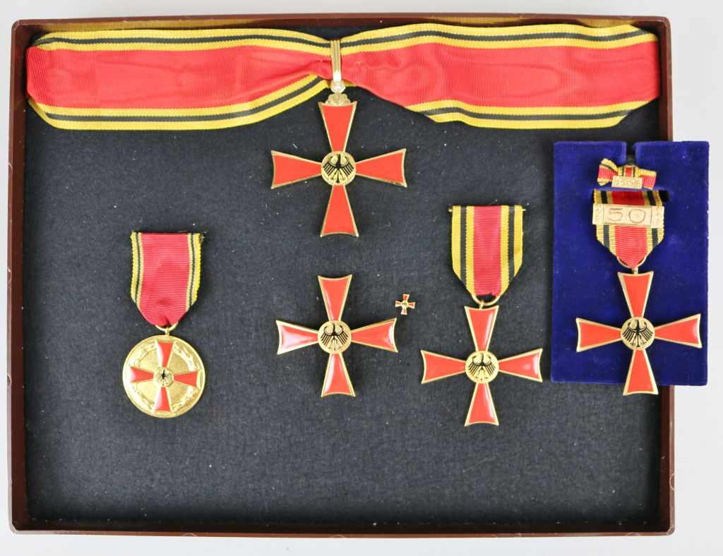 Sammlung Verdienstorden der Bundesrepublik Deutschland, Verdienstmedaille, Verdienstkreuz am - Image 2 of 2