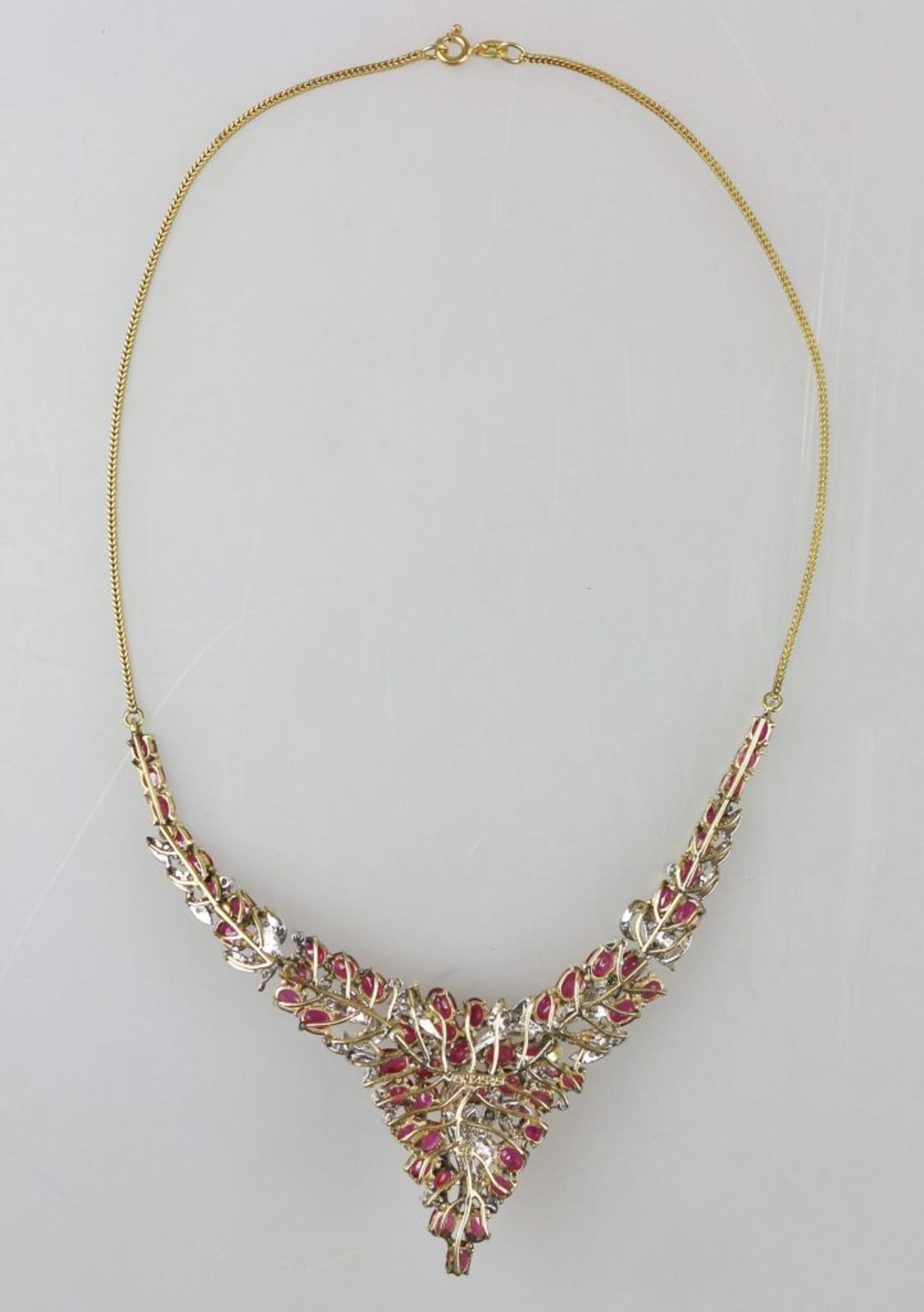 Elegantes Collier mit Rubinen und Brillanten, 585er Gold, stilisierte florale Form, aus - Image 3 of 4