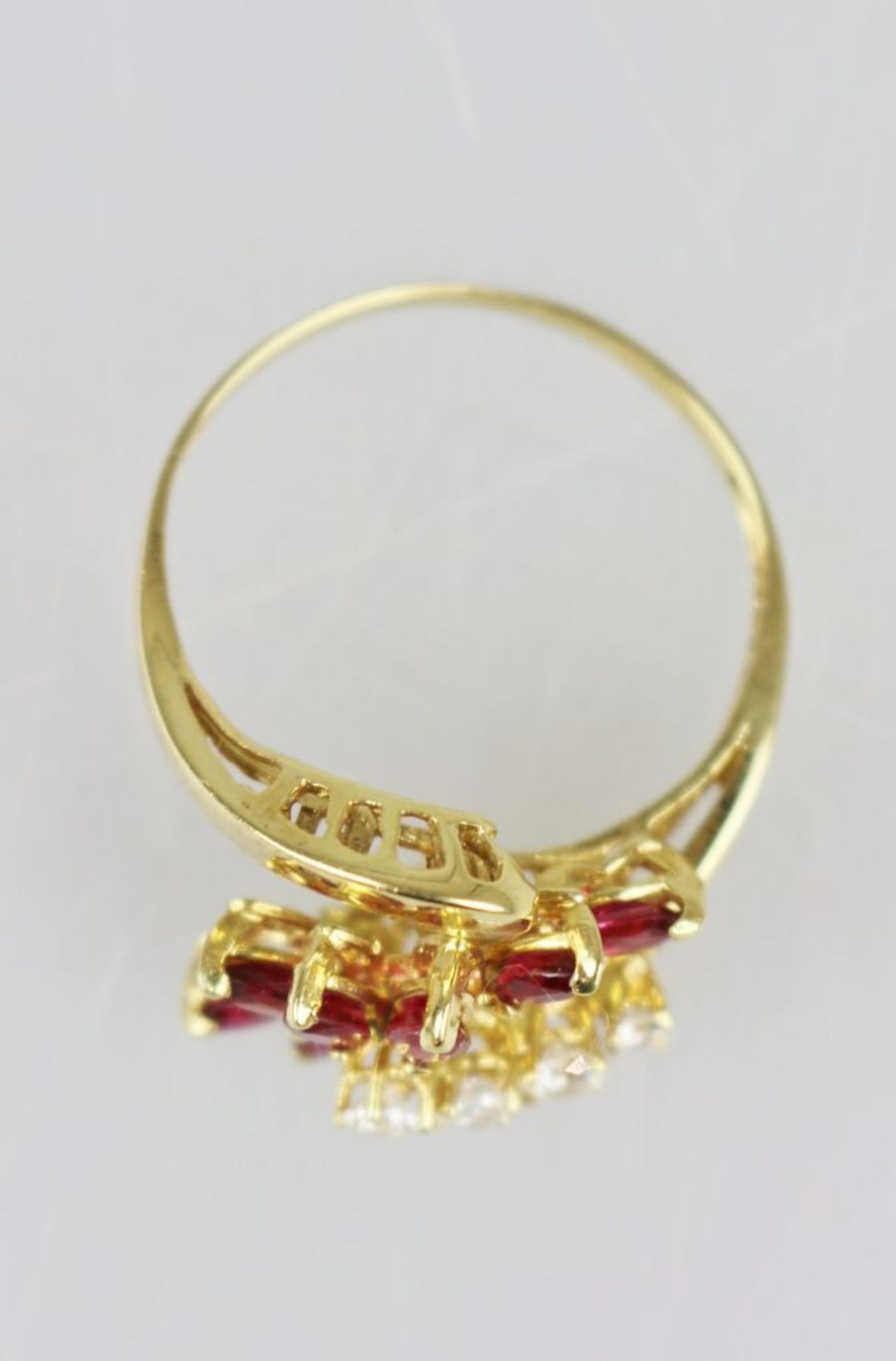 Rubin-Brillant-Ring, 750er Gelbgold, filigrane Ringschiene, diese vorne unterbrochen, an den - Bild 2 aus 3