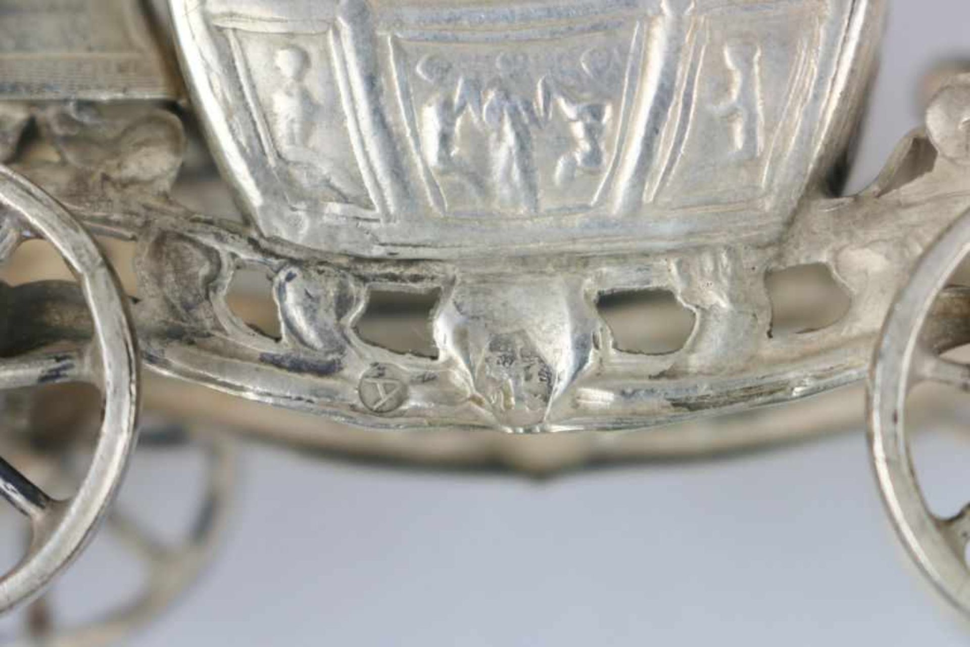 Miniatur-Kutsche, Silber, vollplastische Ausführung mit vier Pferden und Kutscher, Punze - Bild 3 aus 3