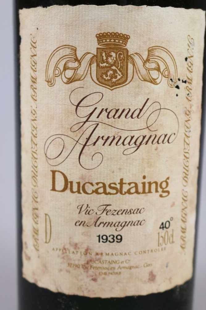 Armagnac, Magnum Flasche Grand Armagnac Ducastaing, 1939, 1,5 L. Mid shoulder, Etikett leicht - Image 2 of 4