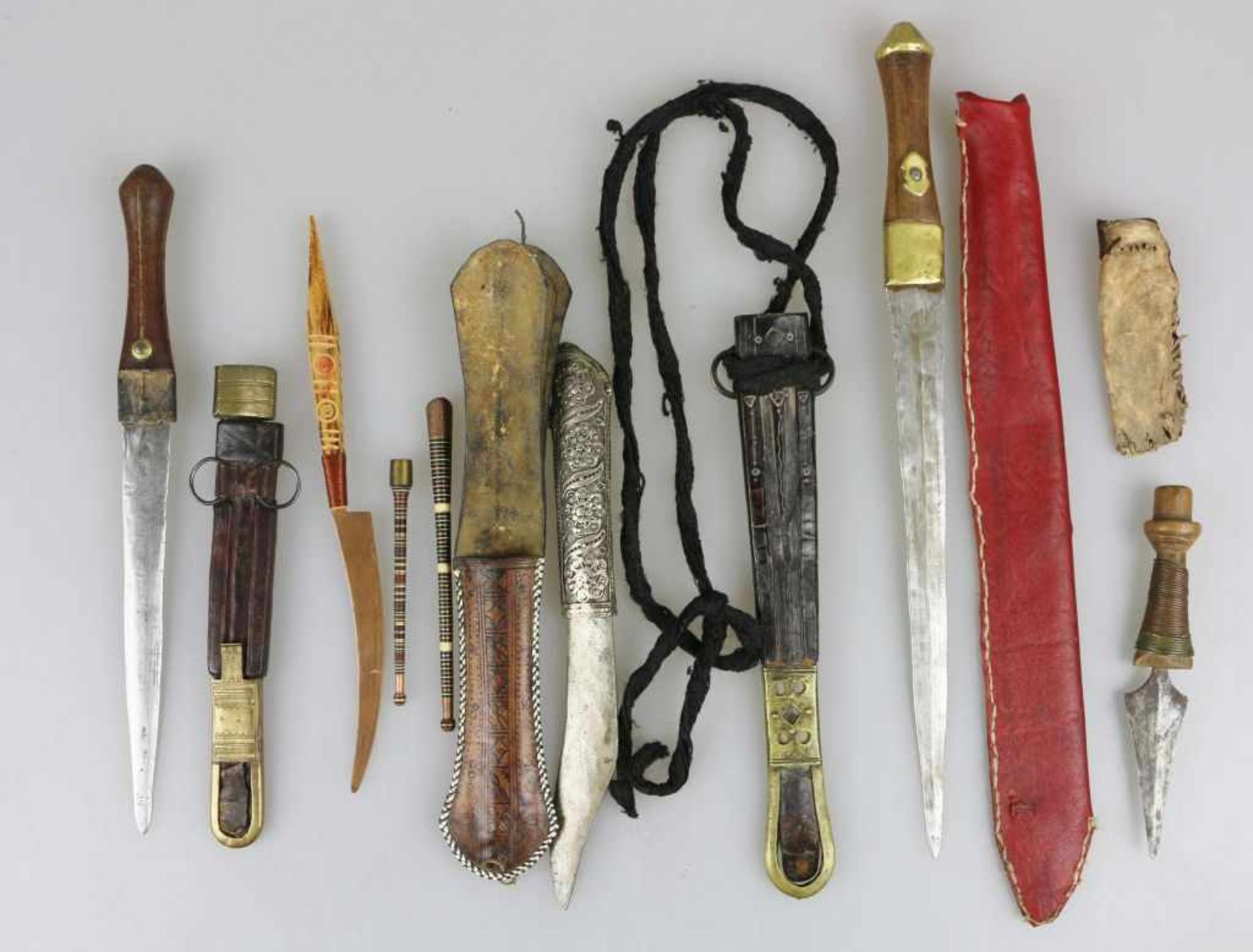 Konvolut Messer, verschiedene Herkunft, diverse Materialien und Alter. Alters- und