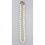 Perlenkette mit 40 Zuchtperlen, D.: ca. 8,3 mm, schöner Lüster, Schließe wohl Silber in Form einer