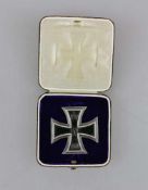 Preussen Eisernes Kreuz 1914 1. Klasse an Nadel im Etui, geschwärzter Eisenkern, rückseitig auf