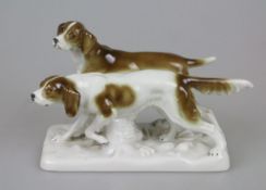 Tettau, Jagdhunde auf naturalistischer Plinthe, Anfang 20. Jh., polychrom gefasst, am Boden