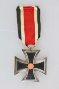Eisernes Kreuz 1939 2. Klasse am Band, Hersteller: Ernst L. Müller, Pforzheim, im Ring mit