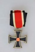 Eisernes Kreuz 1939 2. Klasse am Band, Schinkelform, ohne Hersteller, Eisenkern, Zustand 2.- - -20.