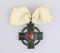 Erinnerungskreuz 1926 vom Vaterländischen Frauen-Verein vom Roten Kreuz am Band, Buntmetall
