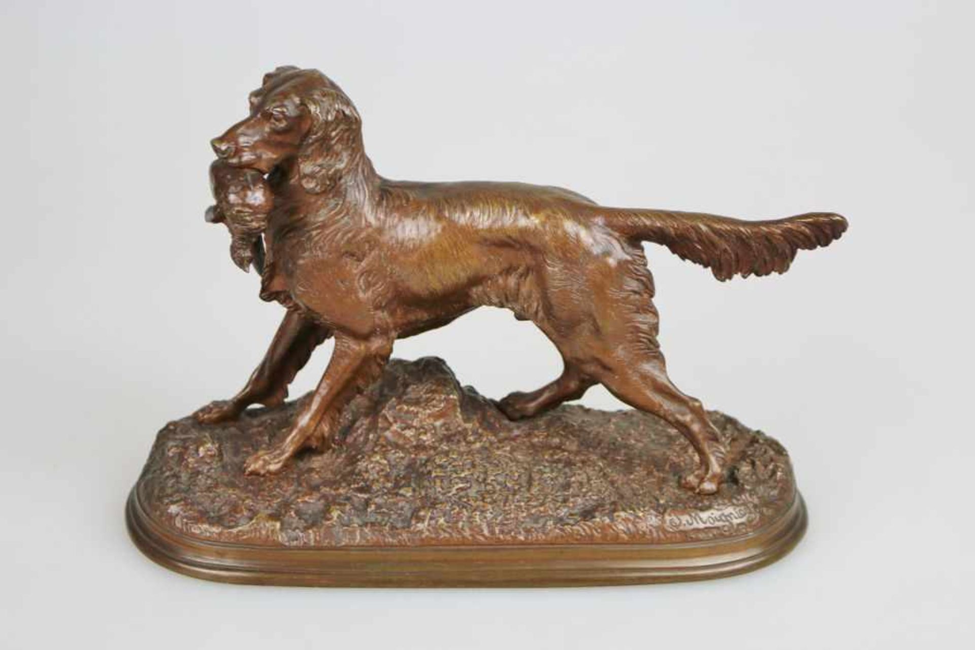 Jules MOIGNIEZ (1835-1894), Bronze patiniert, Jagdhund (Setter) mit erlegtem Fasan im Maul, auf