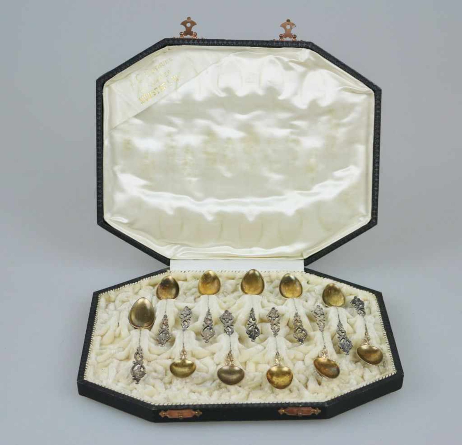 11 Mokkalöffel in Originalkasette, um 1900, Silber, jeweils rückseitig an der vergoldeten Laffe