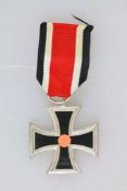 Eisernes Kreuz 1939 2. Klasse am Band, Schinkelform, ohne Hersteller, Eisenkern, Zustand 2.- - -20.