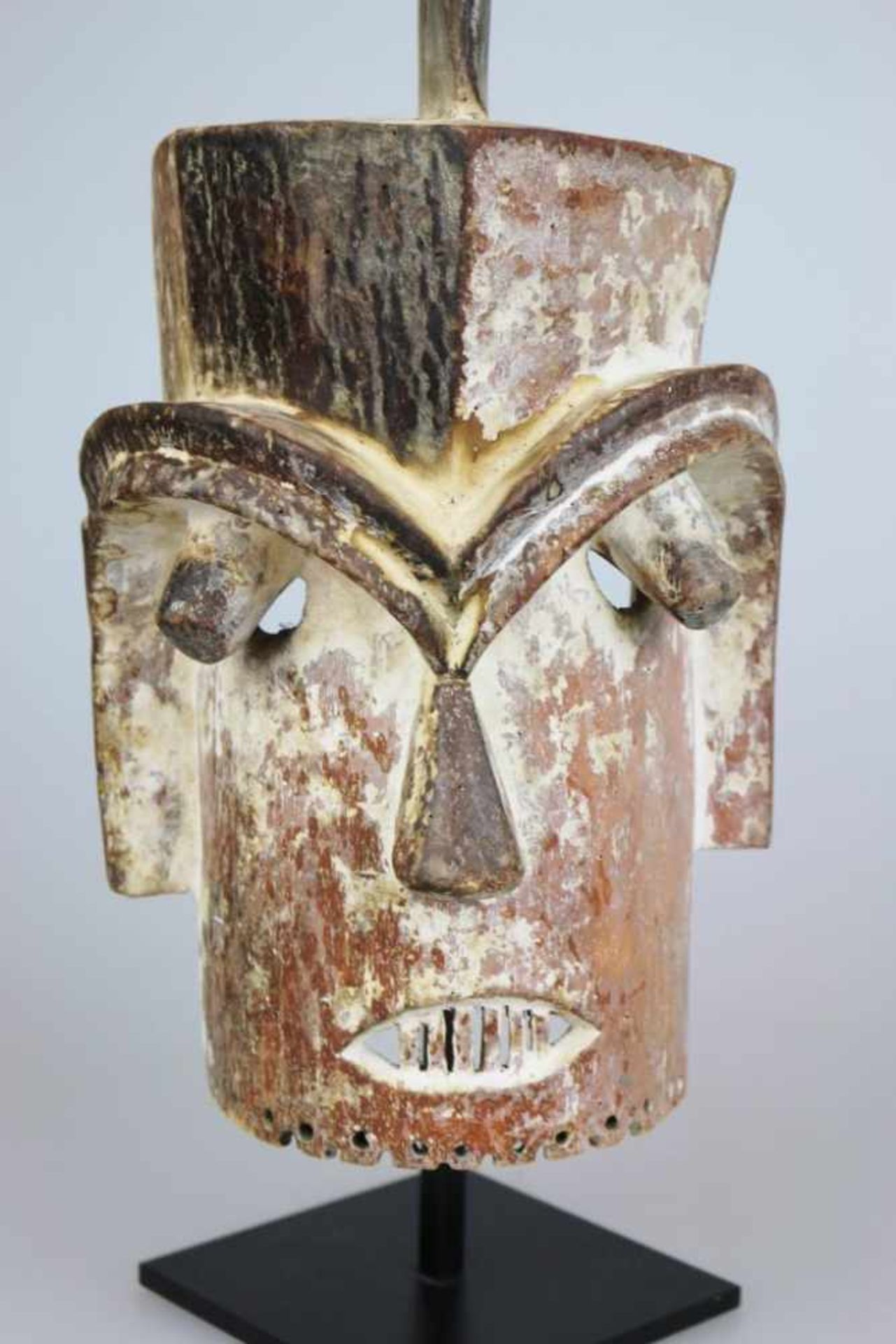 KOTA/ BAKOTA, Gabun, seltene Helm-Maske, 'Emboli' oder 'Mbuto' genannt. Holz, matte, leicht - Bild 2 aus 5