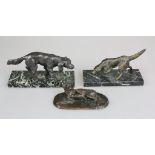 Konvolut von 3 Setterfiguren, Bronze, 20. Jh., zwei auf marmortiertem Sockel montiert, ein Hund