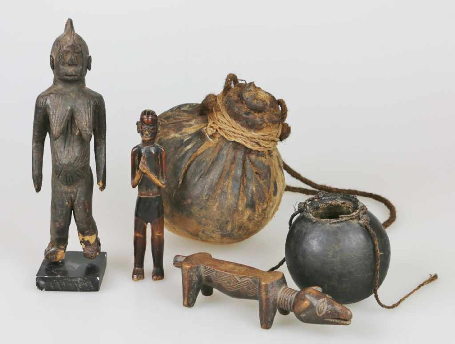 Drei Ritualfiguren und zwei Rundbehälter, Afrika, Holz geschnitzt und dunkel patiniert, Kürbis und