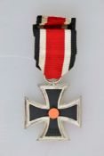 Eisernes Kreuz 1939 2. Klasse am Band, ohne Hersteller, Eisenkern, Zustand 2+.- - -20.00 % buyer's