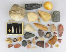 Sammlung wohl steinzeitlicher & präkolumbischer Werkzeuge, Pfeilspitzen und Faustkeile L.: ca 7 - 12