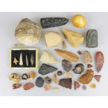 Sammlung wohl steinzeitlicher & präkolumbischer Werkzeuge, Pfeilspitzen und Faustkeile L.: ca 7 - 12