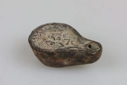 Öllampe, wohl römisch, dunkles Steinzeug, typische Form mit relifierter figürlicher Darstellung