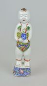 Figur eines Dieners, Porzellan, China (Kanton), 19. Jh., polychrom staffiert, aus einem Sockel