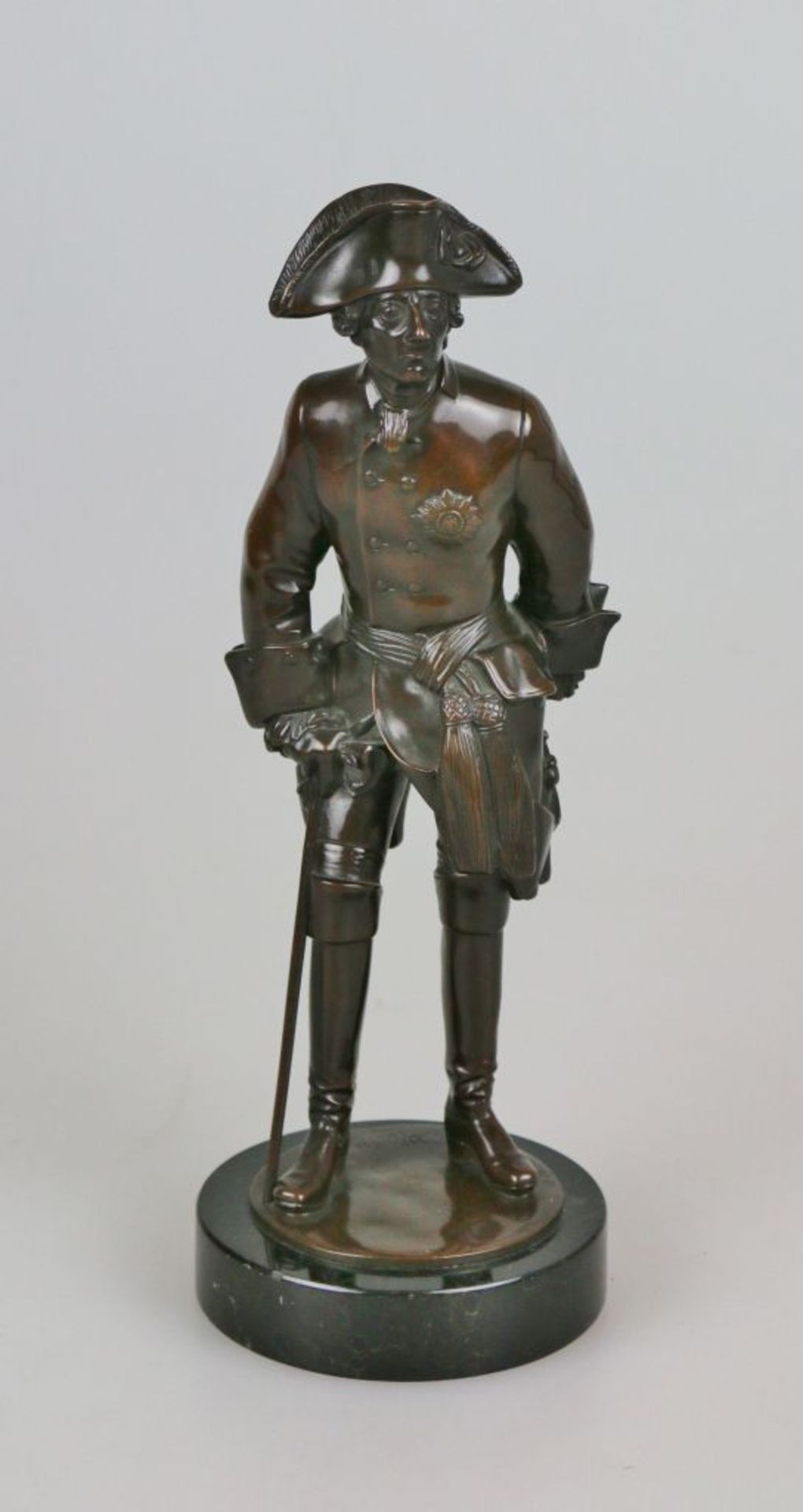 Mathieu MOLITOR (1873-1929), Bronze patiniert, auf der Plinthe sign., Friedrich II. auf seinen Stock