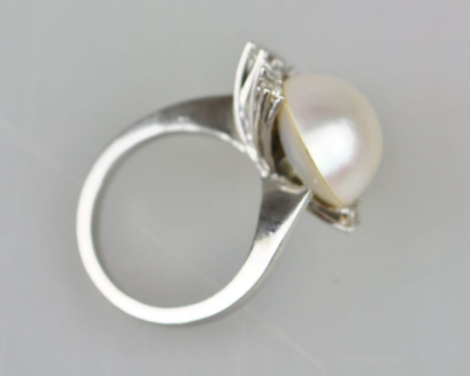 Brillantring mit Mabe-Perle, 585er Weißgold, Perle halbseitig umringt von 14 Brillanten, jeweils - Bild 3 aus 3
