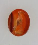 Intaglio, aufrechte Vogeldarstellung, evtl. Adler, auf orangem Karneol, wohl römisch, 1.- 2. Jh.