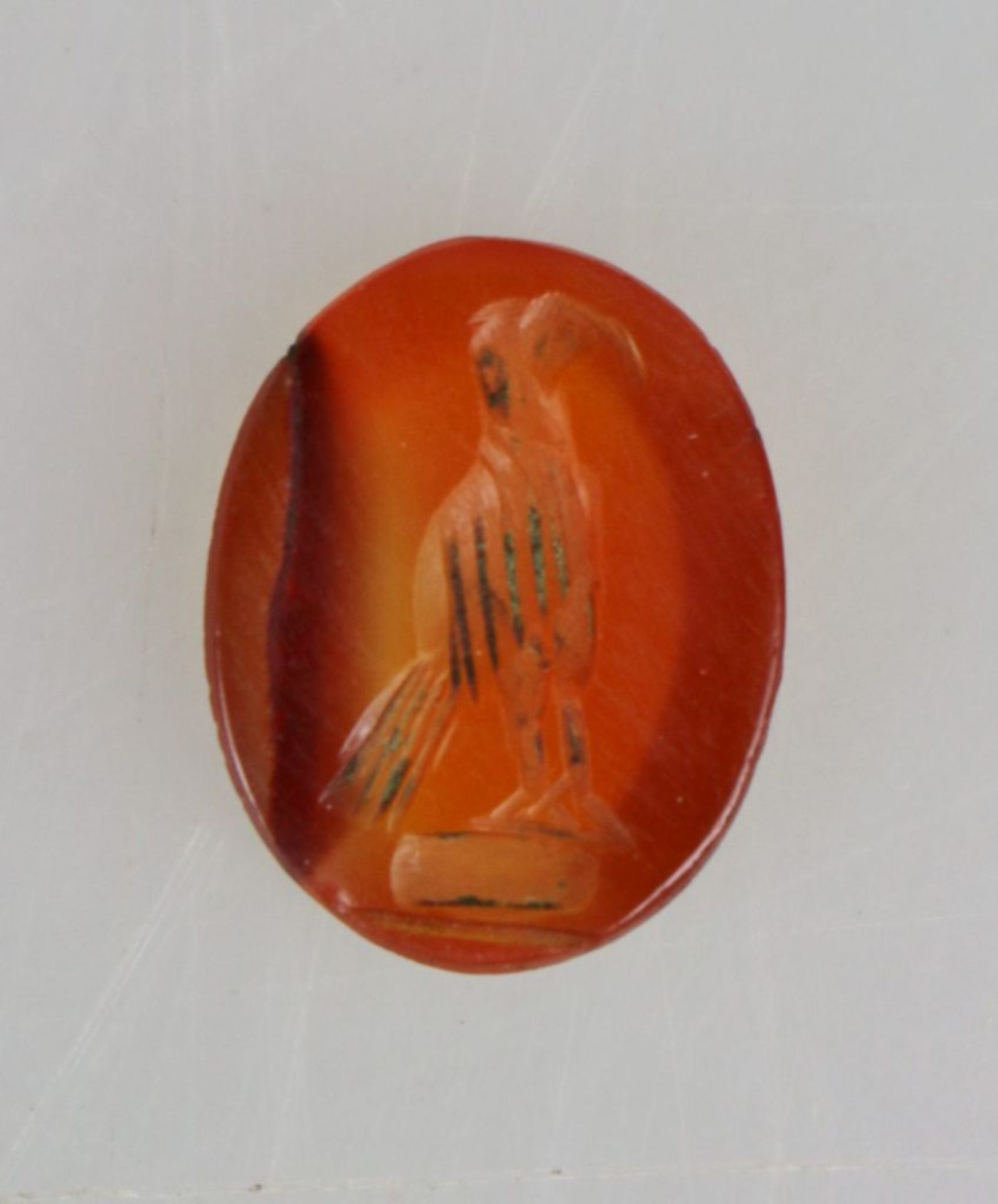 Intaglio, aufrechte Vogeldarstellung, evtl. Adler, auf orangem Karneol, wohl römisch, 1.- 2. Jh.