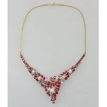 Elegantes Collier mit Rubinen und Brillanten, 585er Gold, stilisierte florale Form, aus