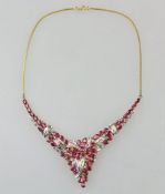 Elegantes Collier mit Rubinen und Brillanten, 585er Gold, stilisierte florale Form, aus