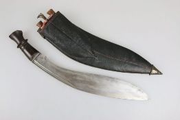 Nepal, Kukri um 1900, blanke Klinge, leicht fleckig, Holzgriff mit kleiner Beschädigung, Holzscheide