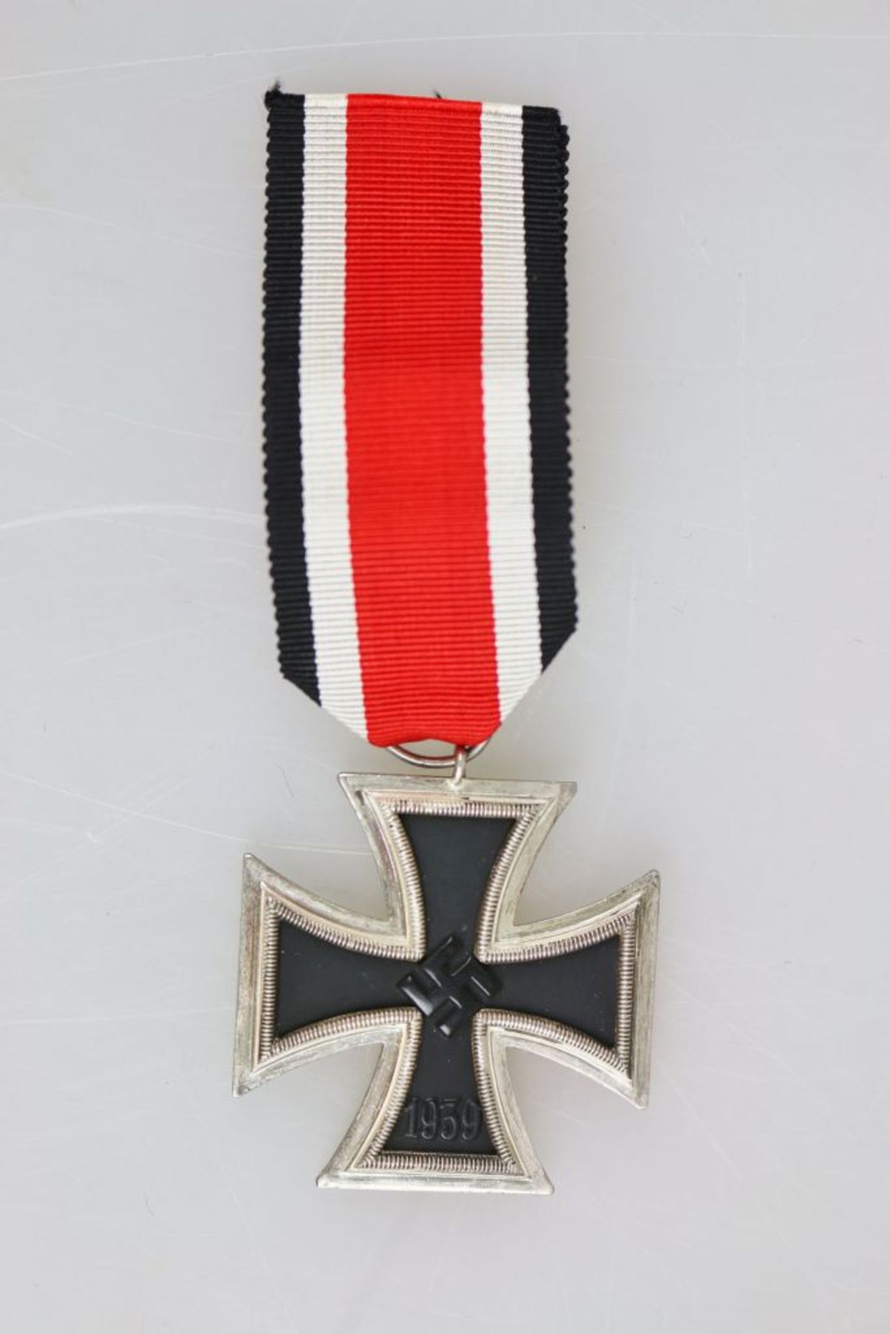 Eisernes Kreuz 1939 2. Klasse am Band, ohne Hersteller, Eisenkern, Zustand 2.- - -20.00 % buyer's - Bild 2 aus 3