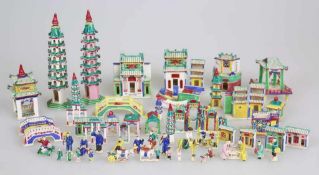 China, Keramik Miniaturmodelle, wohl 19. Jh., vers. Figuren und Gebäude, Darstellungen im