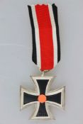 Eisernes Kreuz 1939 2. Klasse am Band, ohne Hersteller, Eisenkern, hochbordiges Hakenkreuz,