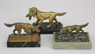 Konvolut von 3 kleine Setterfiguren, Bronze, 20. Jh., jeweils auf Sockel montiert, eine Figur auf
