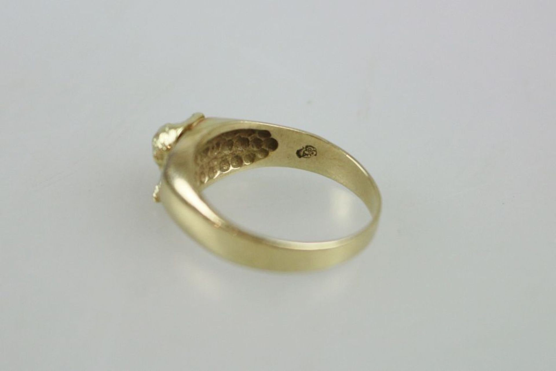 Ring mit Setterkopf, 585er Gelbgold, gestempelt. Ovale Ringplatte mit eingeritztem Kreuz, darauf - Bild 3 aus 3
