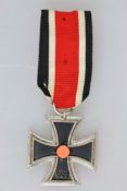 Eisernes Kreuz 1939 2. Klasse am Band, Eisenkern, Hersteller: Eugen Gauss, Pforzheim, im Ring mit