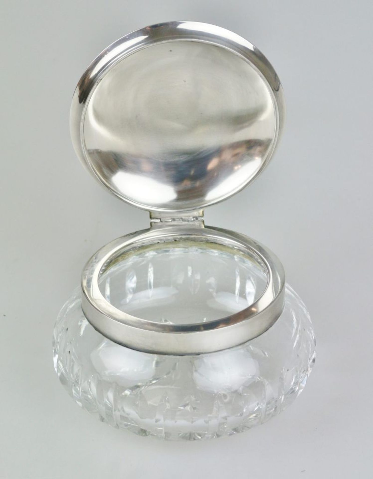 Glasbonbonière mit Silbermontur, 835er Silber, Deutschland, 20. Jh., farbloses Glas, runde, - Bild 2 aus 3
