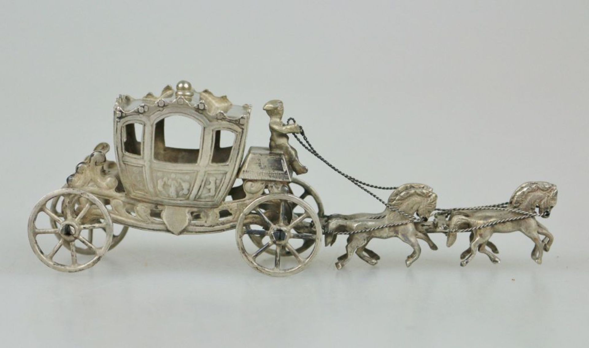 Miniatur-Kutsche, Silber, vollplastische Ausführung mit vier Pferden und Kutscher, Punze - Bild 2 aus 3