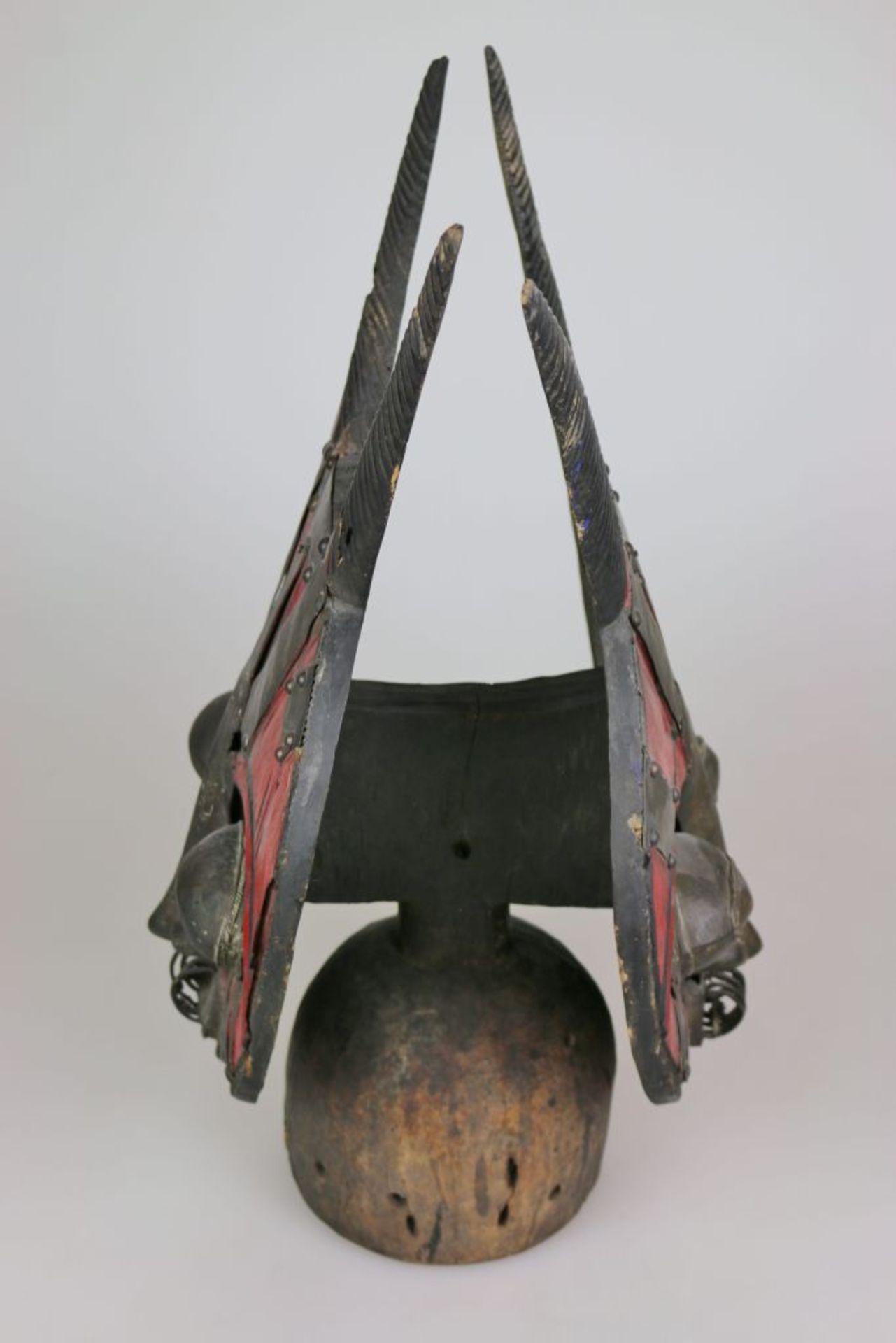 IJEBU, Nigeria, äußerst seltener "Januskopf-Aufsatz" der Ijebu. H.: 66 cm, Holz geschnitzt, rote - Image 12 of 13