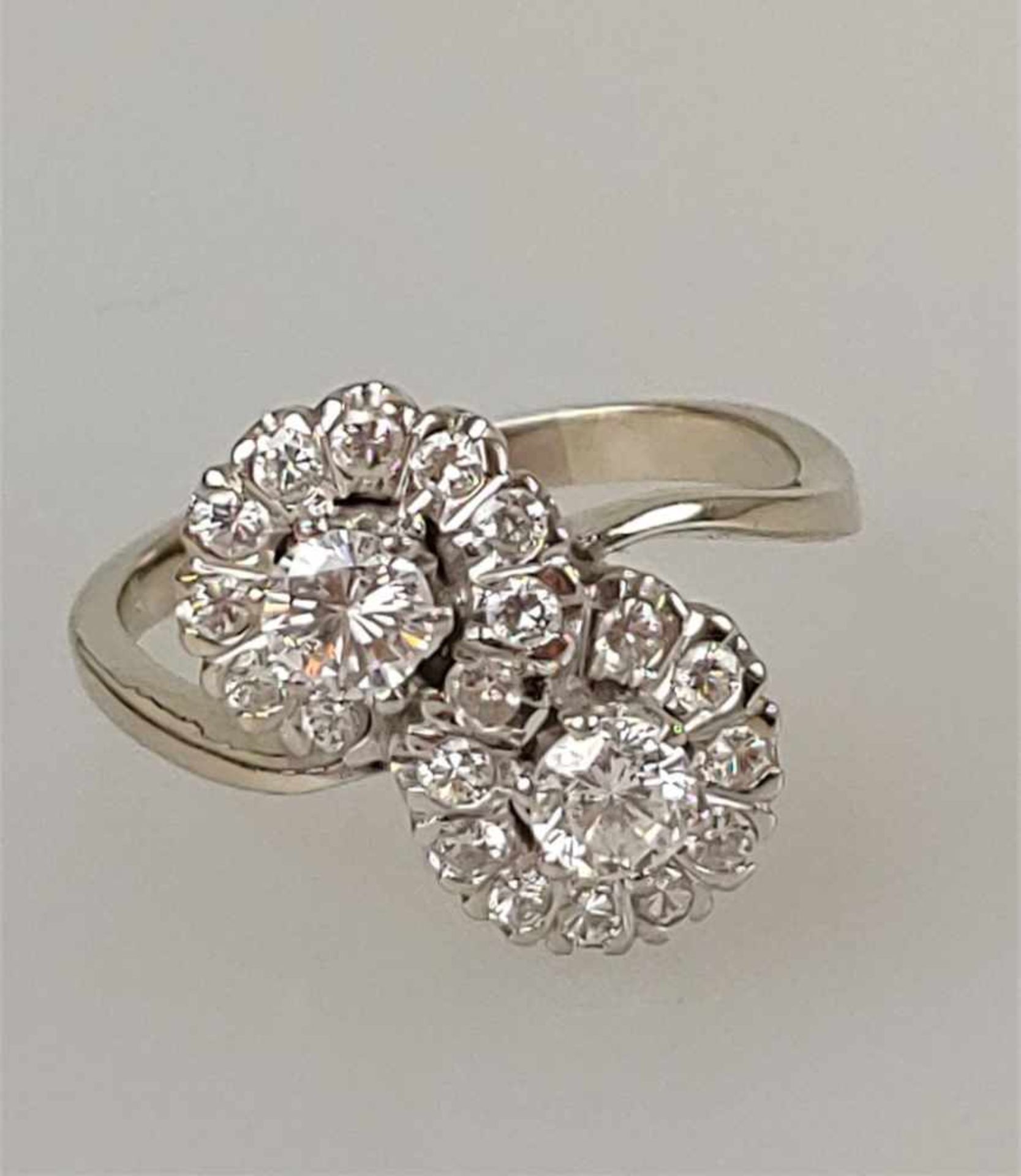 Brilliantring, 585er Weißgold, gestempelt. Ringkopf mit 2 aufgesetzte Diamanten von je ca. 0,30 ct