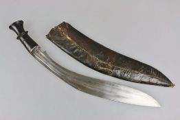 Nepal, Kukri um 1900, ungewöhnliche Klinge mit beidseitig 2 breiten Hohlkehlen, Holzgriff,