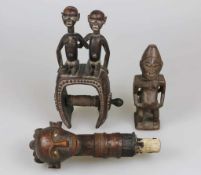 Drei Ritualfiguren, Afrika, wohl Baule u.a., Holz geschnitzt u. weitere Materialien, zweiseitige