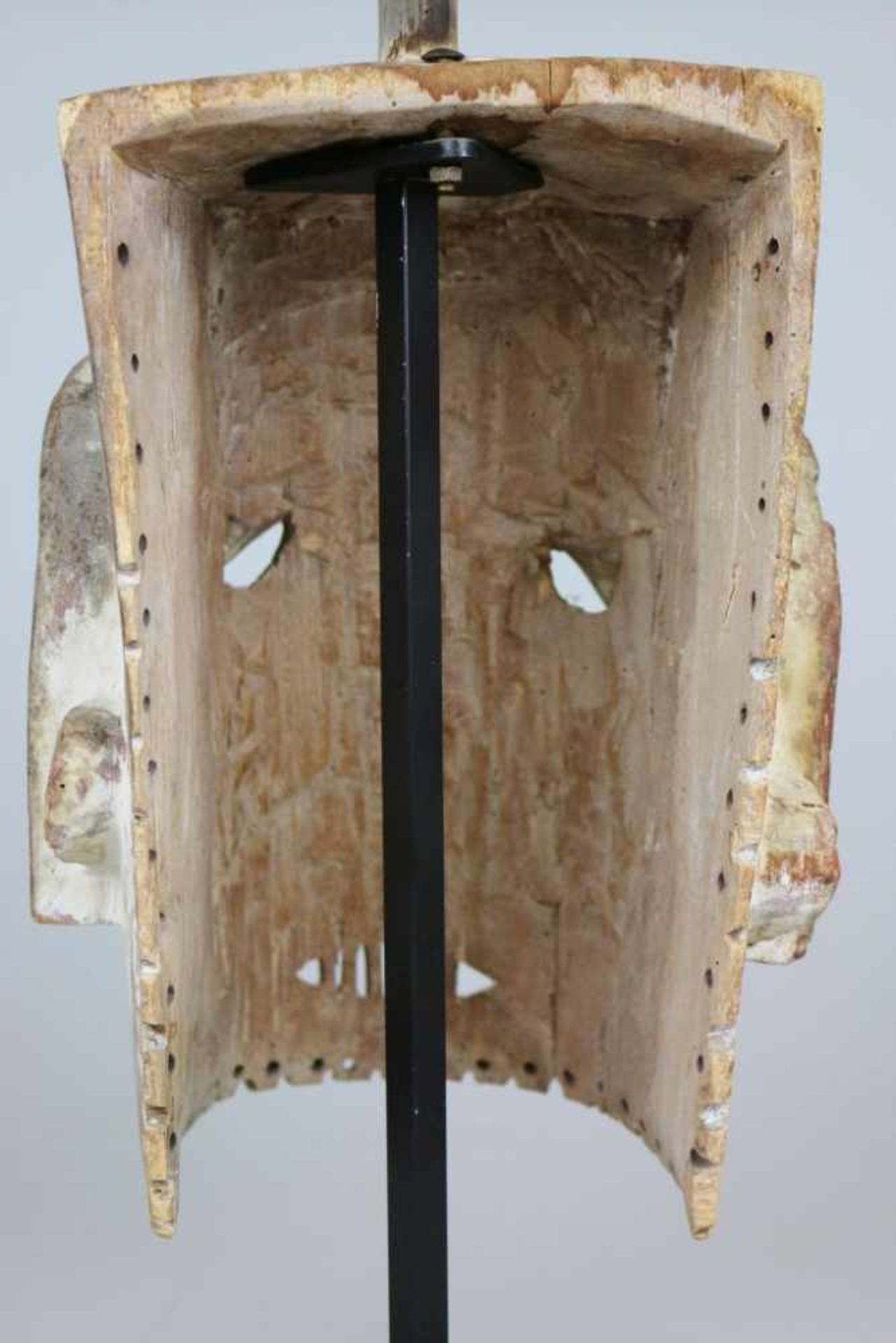 KOTA/ BAKOTA, Gabun, seltene Helm-Maske, 'Emboli' oder 'Mbuto' genannt. Holz, matte, leicht - Bild 4 aus 5