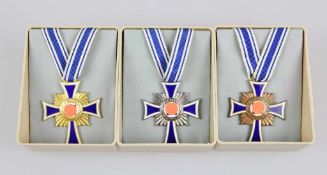 Ehrenkreuze der Deutschen Mutter (Mutterkreuz) am Band, 1, 2 und 3 Stufe in Gold, Silber und Bronze,
