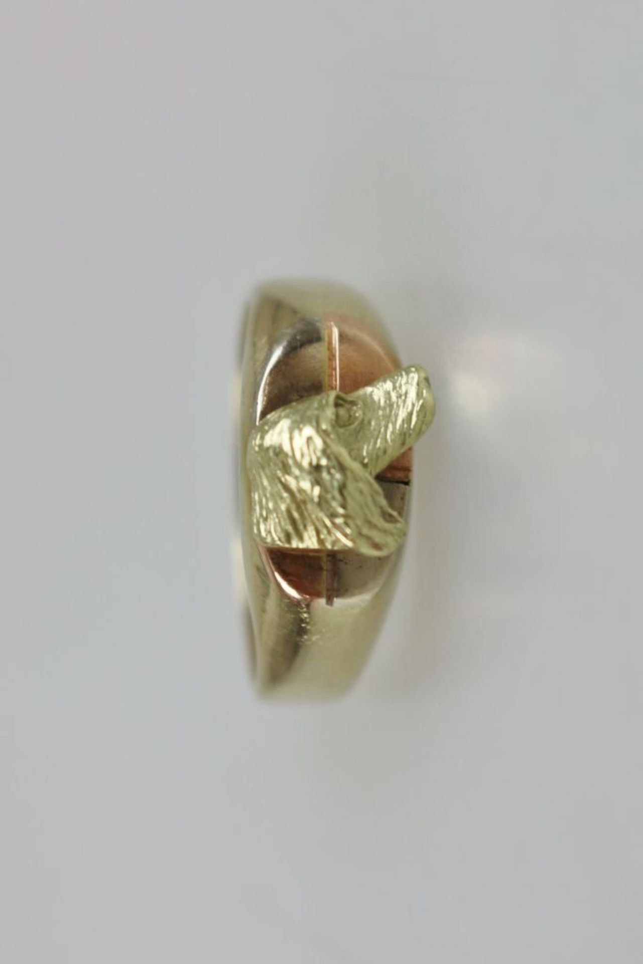 Ring mit Setterkopf, 585er Gelbgold, gestempelt. Ovale Ringplatte mit eingeritztem Kreuz, darauf