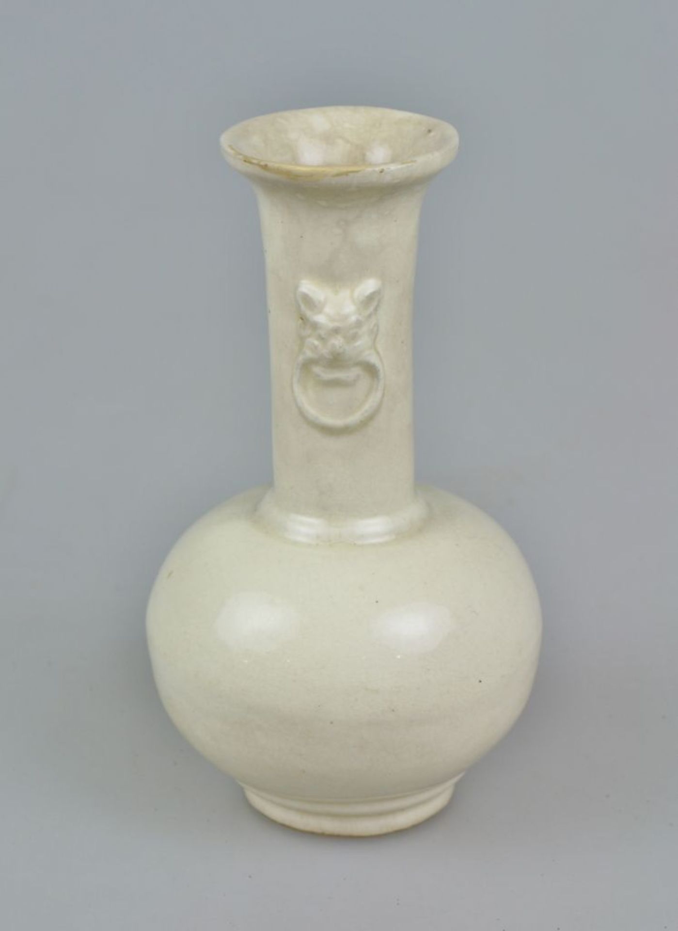 Enghalsvase, China, Keramik, seladonartige Glasur, vor 1800, auf rundem Standring kugeliger Korpus - Bild 2 aus 2